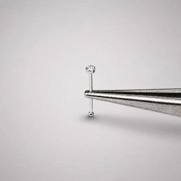 Cerrahi Çelik Beyaz Taşlı İnce Düz Burun Hızma - Piercing